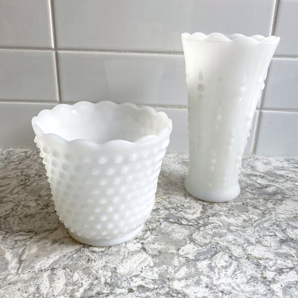 Anchor Hocking - Vintage 1960s Wide Mouth Milk Glass Vase - Picture 2 of 6